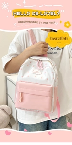 Détail d'un sac à dos en nylon rose à motif d'étoiles avec écusson décoratif en nuage