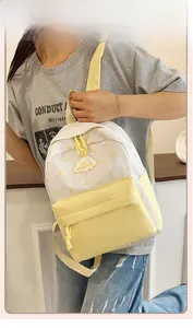 Détail du sac à dos mignon avec motifs d'étoiles jaunes et logo en forme de nuage