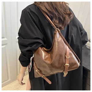 Détail du sac cabas marron foncé en cuir ciré avec boucle métallique ajustable