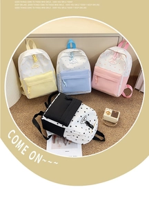 Vue détaillée de sacs à dos scolaires en couleurs pastel et motif étoilé avec patch nuage