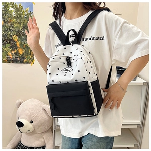 Détail du sac à dos en toile avec motifs d'étoiles et panneaux noirs contrastés