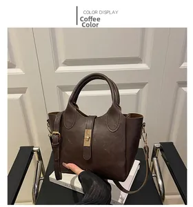 Vue détaillée du sac seau marron café en cuir ciré vintage avec boucle métallique