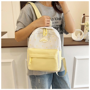 Détail du motif d'étoile jaune et du logo nuage sur ce joli sac à dos d'étudiant