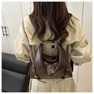 Vue détaillée du grand sac fourre-tout rétro marron foncé avec bretelles et texture en cuir
