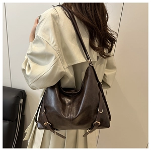 Détail du grand sac cabas vintage en cuir souple marron avec boucles métalliques décoratives