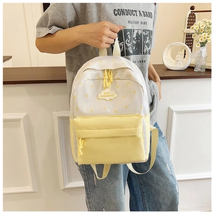 Détail du sac à dos en nylon blanc avec étoiles jaunes et étiquette en forme de nuage