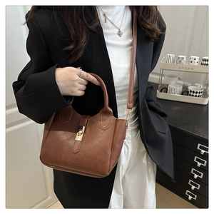 Sac seau vintage marron avec embossage mode et détail de boucle en métal doré