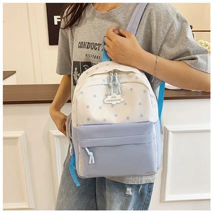 Détail de l'imprimé étoiles et du logo en forme de nuage sur le sac à dos d'écolier