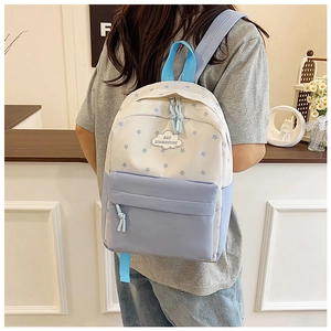 Détail du motif d'étoiles et logo nuage sur le sac à dos patchwork bleu et blanc