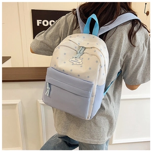 Détail du motif d'étoiles bleues sur sac à dos en toile contrastée avec logo nuage