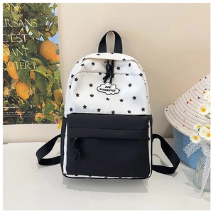 Détail d'un sac à dos en toile à motif d'étoiles noir et blanc avec logo nuage et décor frais