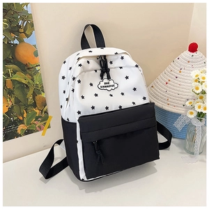 Gros plan d'un sac à dos scolaire en toile avec motif étoiles et patch nuage
