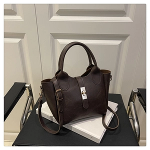 Détail du sac seau marron foncé vintage avec similicuir texturé et boucle dorée chic
