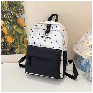 Détail du sac à dos en toile à motif d'étoiles avec logo nuage et design contrasté