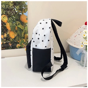 Vue latérale du sac à dos blanc à motif d'étoiles noires en polyester résistant