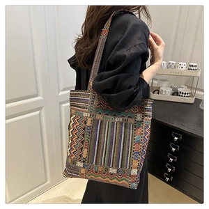 Détail du motif ethnique géométrique sur un grand sac cabas en toile pour femme