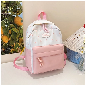 Détail du sac à dos rose et blanc à motif d'étoiles avec poche latérale et compartiment