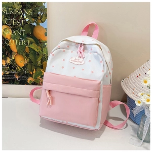 Détail du mini sac à dos rose et blanc à motif d'étoiles avec poche frontale zippée et logo