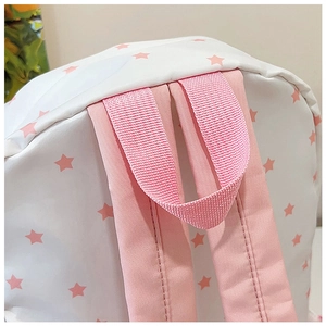 Gros plan détaillé sac à dos en toile blanche avec étoiles roses et sangles