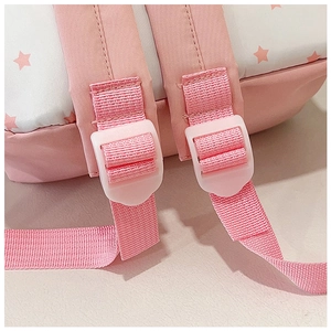 Gros plan sur la bandoulière rose réglable et la boucle du sac à dos aux motifs étoiles