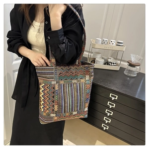 Détail du sac cabas en toile tissée ethnique avec motifs géométriques zigzag colorés