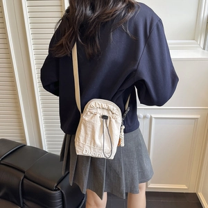 Petit sac bandoulière beige de sport avec cordon de serrage et logo brodé