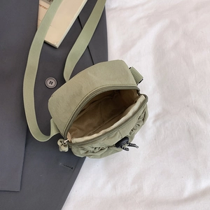 Sac bandoulière léger en nylon vert herbe avec poche à cordon et sangle ajustable