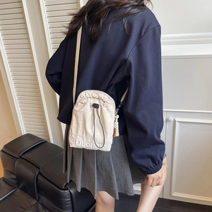 Sac bandoulière en toile beige avec cordon de serrage et broderie de lettres chic