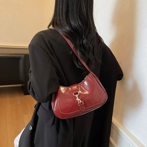 Sac baguette en cuir verni bordeaux brillant avec boucle argentée pour femme