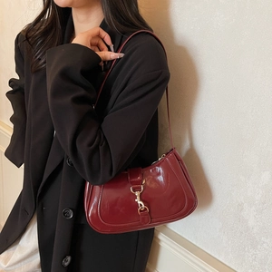 Sac baguette en cuir verni bordeaux élégant avec boucle dorée pour femme chic