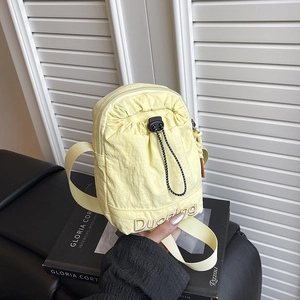 Sac à bandoulière en nylon jaune imperméable avec cordon et large bandoulière