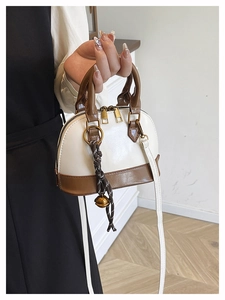 Détail du mini sac coquillage bicolore blanc et marron avec pendentif corde tissée