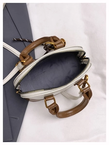 Vue de dessus du mini sac Boston ouvert montrant la doublure et la fermeture éclair dorée