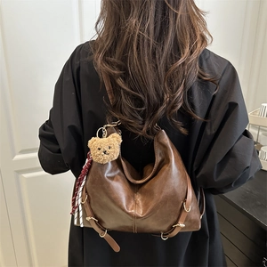 Sac à dos rétro en cuir marron foncé pour femme avec charme d'ours et détails dorés