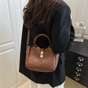 Sac seau rétro en cuir marron pour femme avec lettrage mode et détails dorés