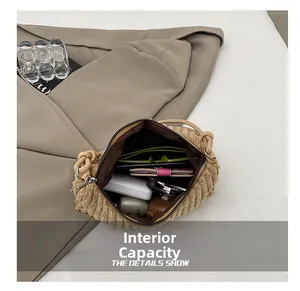 Vue de l'intérieur du sac en velours côtelé avec portefeuille et lunettes de soleil