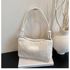 Détail du sac bandoulière en velours côtelé blanc avec poignée nouée et zip argent