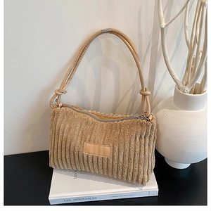 Détail du sac cabas en velours côtelé kaki avec texture côtelée et patch en cuir