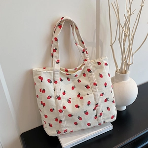 Elegante borsa tote in velluto a coste bianco con stampa di fragole e tasca frontale