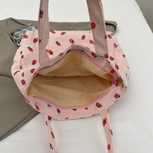 Borsa tote in velluto a coste rosa con stampa di fragole rosse e zip di chiusura