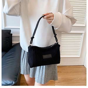 Détail du sac fourre-tout noir en velours côtelé avec texture et lanière nouée