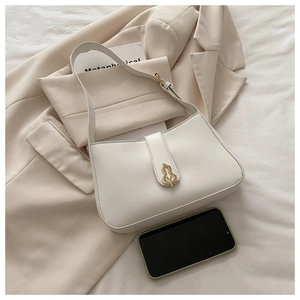 Détail du sac bandoulière en cuir blanc crème avec fermoir métallique doré en forme de gourde