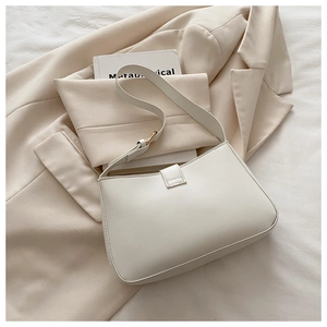 Détail du sac hobo blanc minimaliste avec texture lisse et boucle métallique vintage