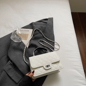 Gros plan sur le sac à bandoulière matelassé blanc avec chaîne argentée et fermoir