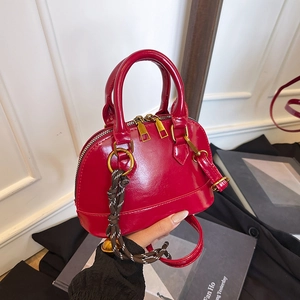 Sac Bandoulière Coquille Cuir PU Brillant Sac À Main Zippé Avec Pendentif Cloche Pour Femme Mode Banlieusard Style Rétro