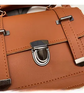 Detailaufnahme einer braunen Vintage-Lederhandtasche mit dunkler Metallschließe