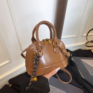 Sac à bandoulière en forme de coquillage marron foncé brillant avec détails dorés chic