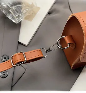 Detail einer braunen Ledertasche mit hochwertigen Metallhaken und feinen Nähten