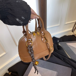 Sac bandoulière marron en forme de coquille avec double zip et pendentif décoratif