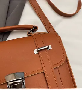 Detailansicht der braunen PU-Ledertasche mit feinen Nähten und Metallschnalle